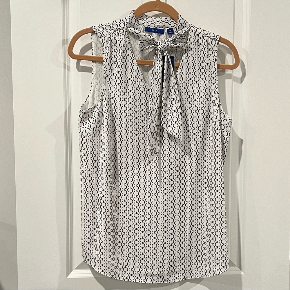 NWT Apt. 9 Women’s Black and White Patterned Blouse Size M